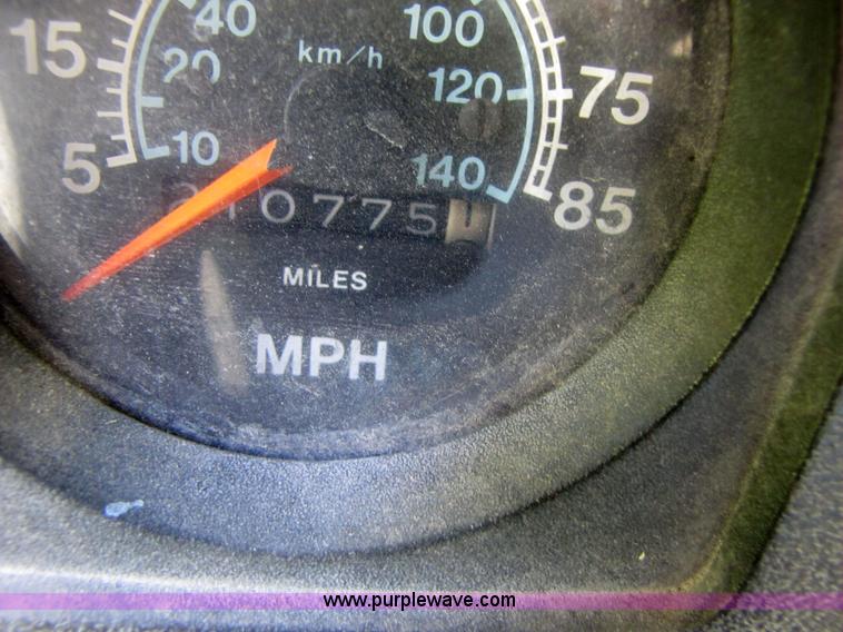 image for item 3363 1986 International S1754 flatbed truck