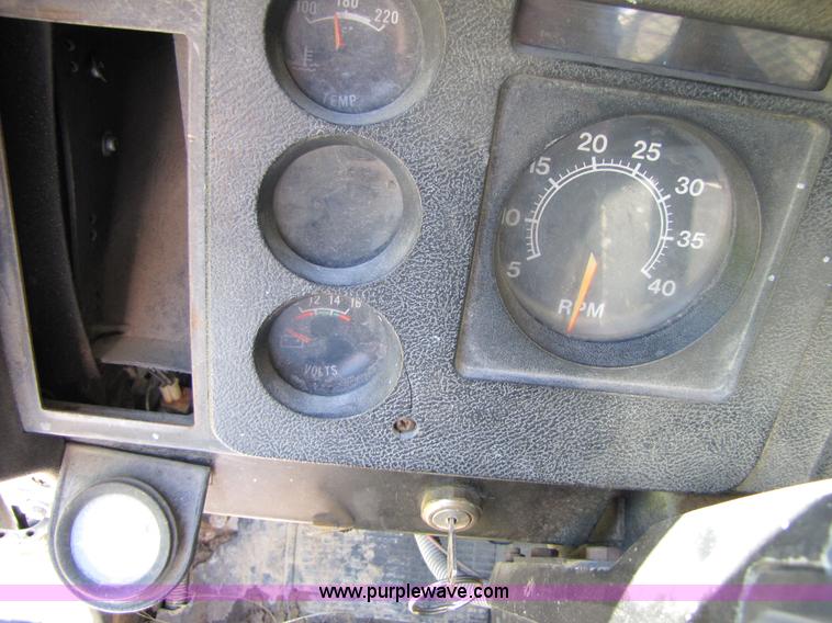 image for item 3363 1986 International S1754 flatbed truck