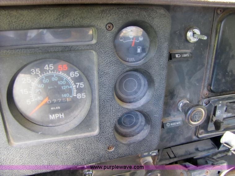 image for item 3363 1986 International S1754 flatbed truck