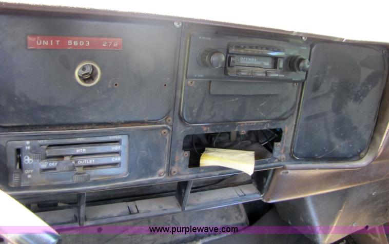 image for item 3363 1986 International S1754 flatbed truck