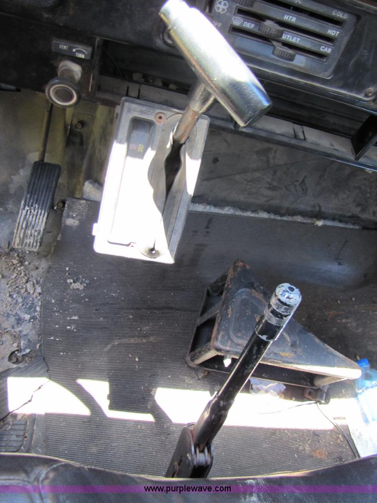 image for item 3363 1986 International S1754 flatbed truck