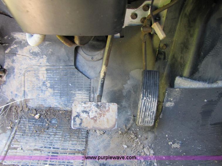 image for item 3363 1986 International S1754 flatbed truck