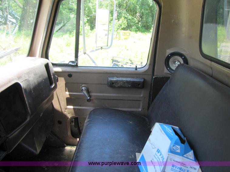 image for item 3363 1986 International S1754 flatbed truck