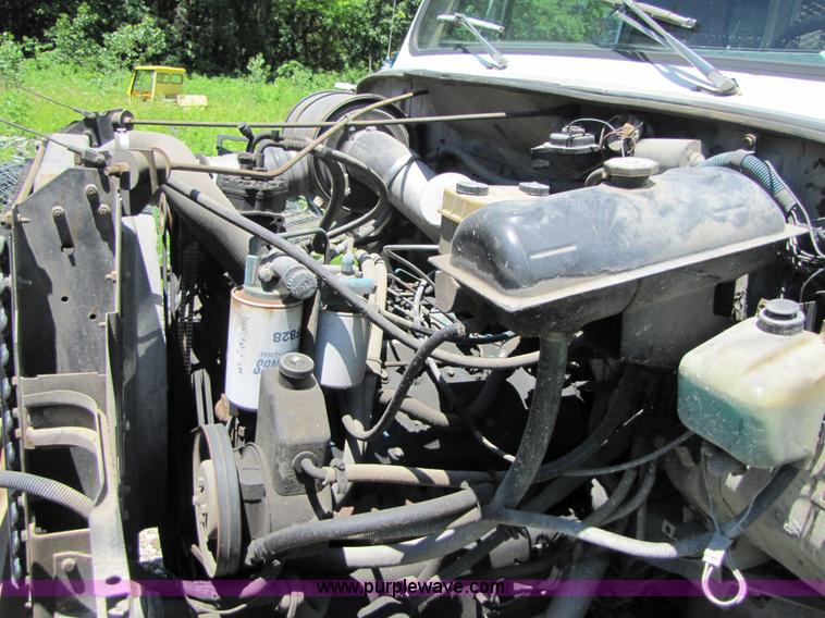 image for item 3363 1986 International S1754 flatbed truck