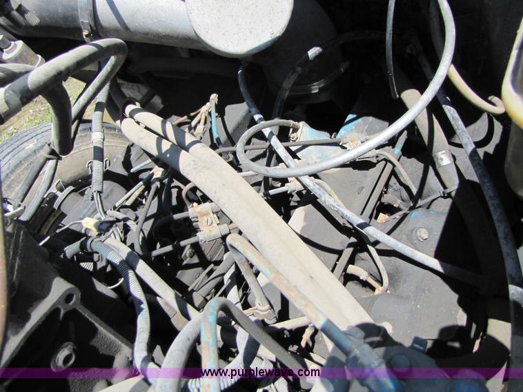 image for item 3363 1986 International S1754 flatbed truck