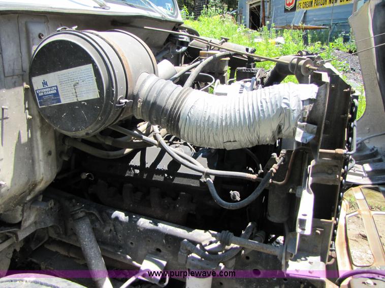 image for item 3363 1986 International S1754 flatbed truck