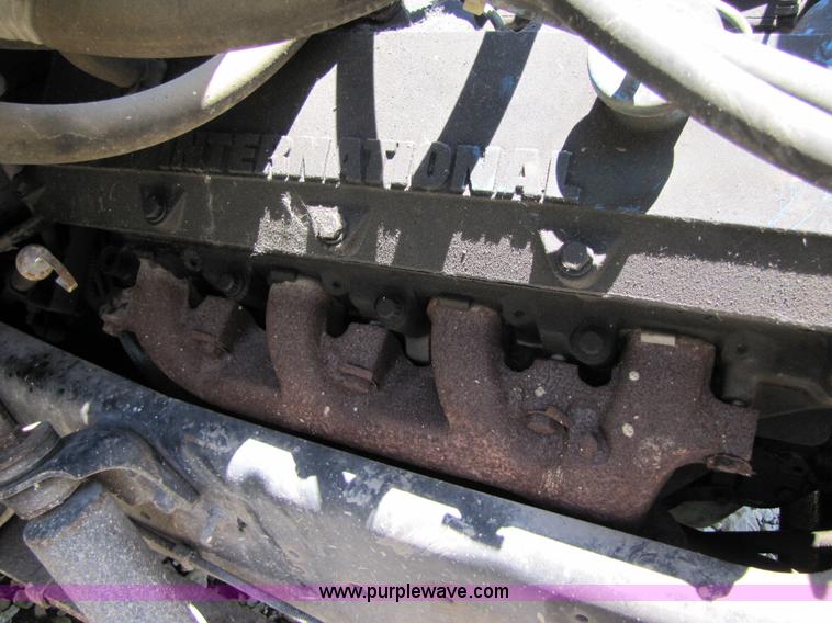 image for item 3363 1986 International S1754 flatbed truck