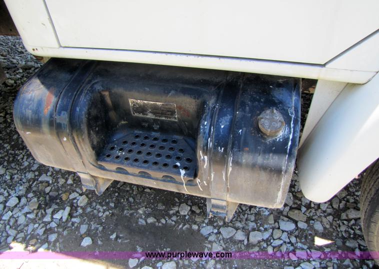 image for item 3363 1986 International S1754 flatbed truck