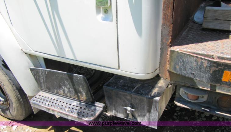 image for item 3363 1986 International S1754 flatbed truck