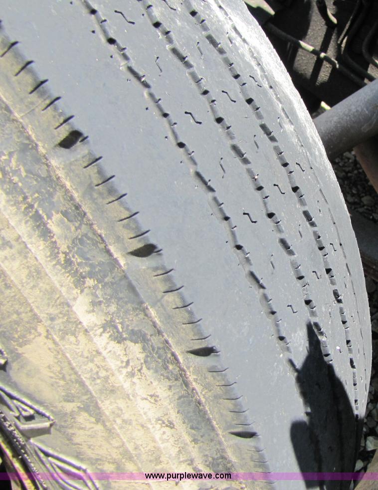 image for item 3363 1986 International S1754 flatbed truck