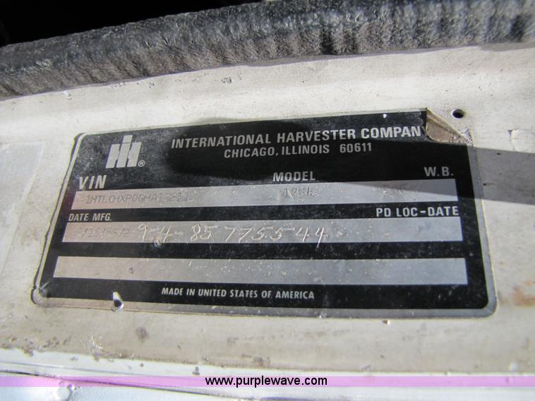 image for item 3363 1986 International S1754 flatbed truck