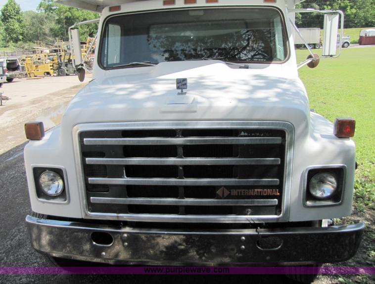 image for item 3375 1987 International Series 1954 26' ban box truck