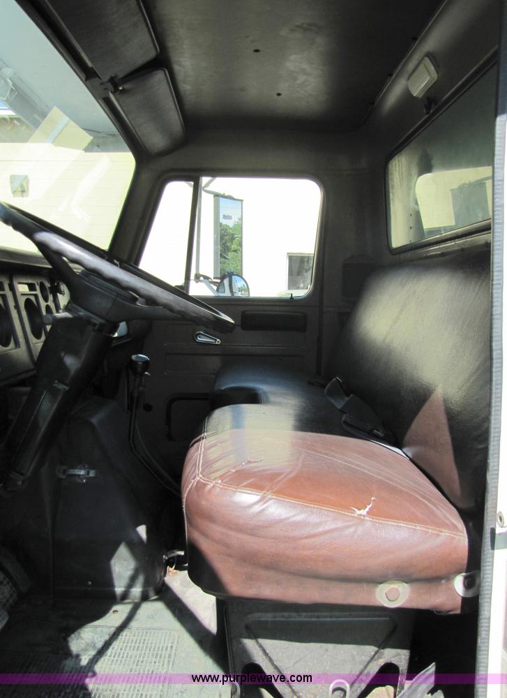 image for item 3375 1987 International Series 1954 26' ban box truck