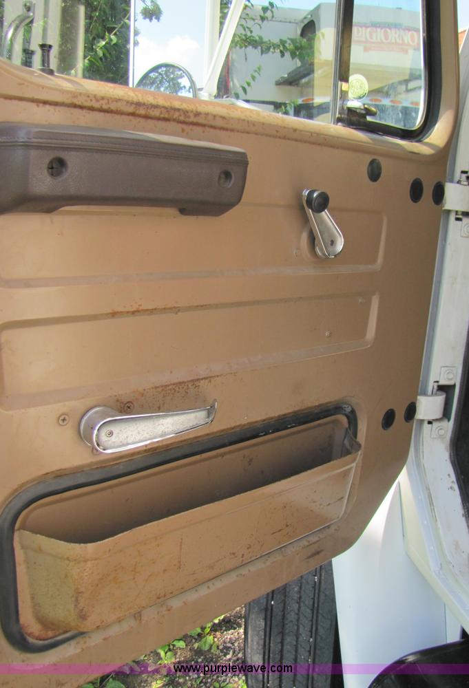 image for item 3375 1987 International Series 1954 26' ban box truck