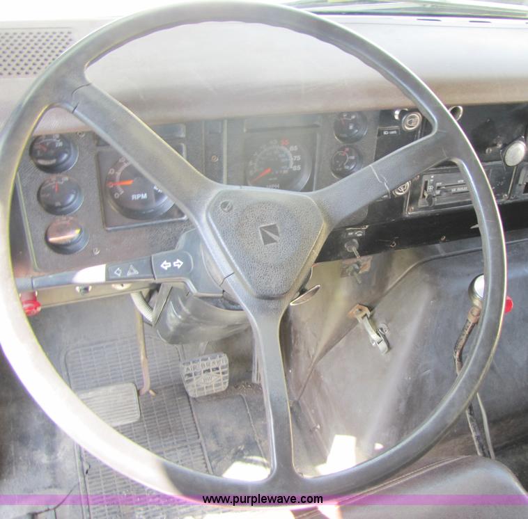 image for item 3375 1987 International Series 1954 26' ban box truck