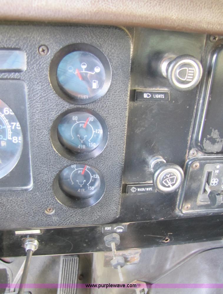 image for item 3375 1987 International Series 1954 26' ban box truck