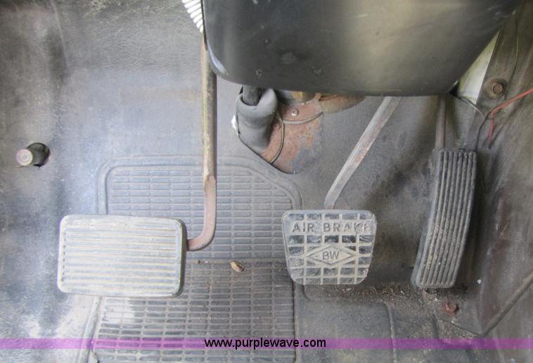 image for item 3375 1987 International Series 1954 26' ban box truck