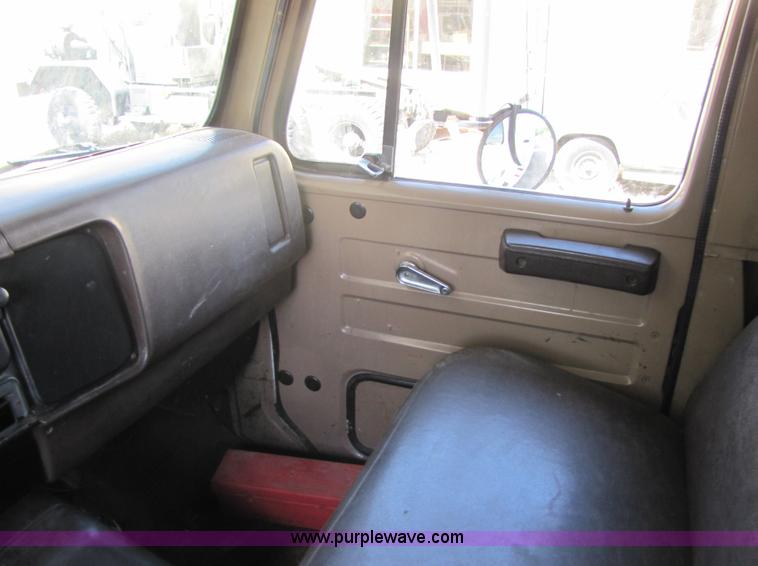 image for item 3375 1987 International Series 1954 26' ban box truck