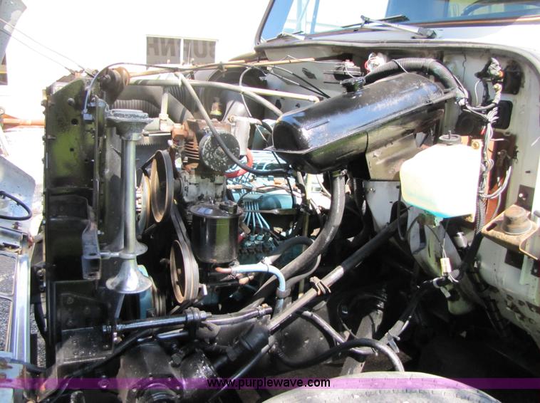 image for item 3375 1987 International Series 1954 26' ban box truck