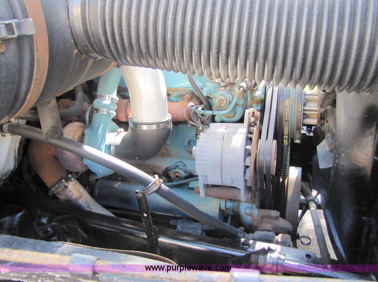 image for item 3375 1987 International Series 1954 26' ban box truck