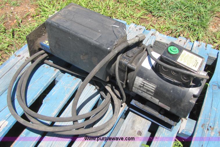 Challenger hydraulic lift with electric motor and hydraulic pump in