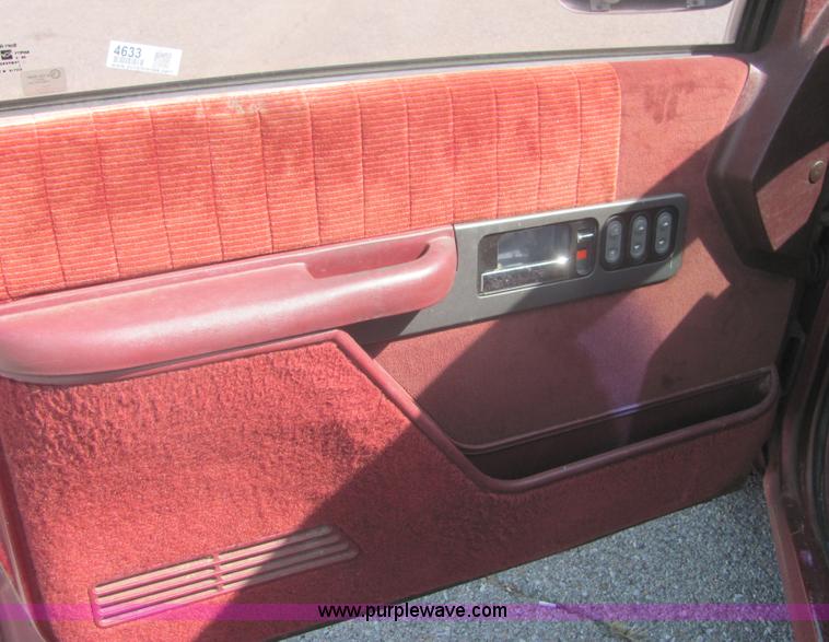 image for item 4633 1991 GMC Sierra C1500 pickup truck