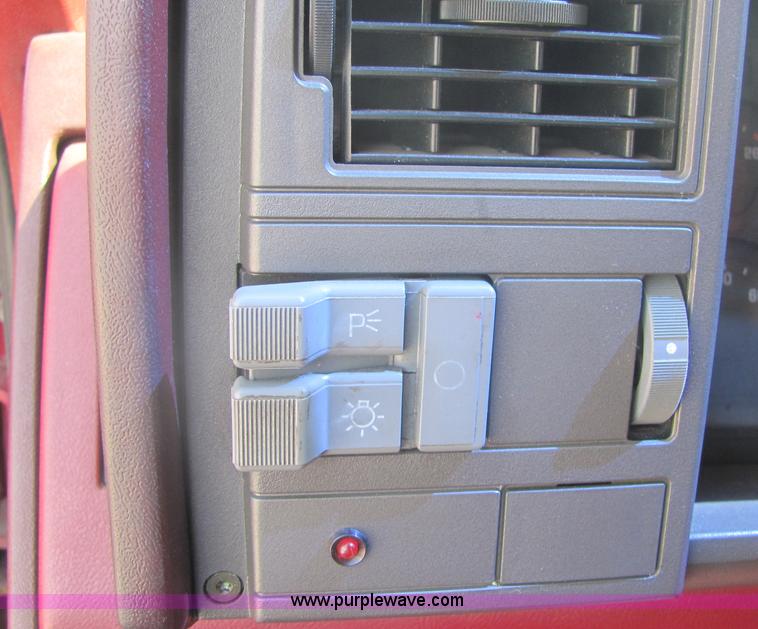 image for item 4633 1991 GMC Sierra C1500 pickup truck