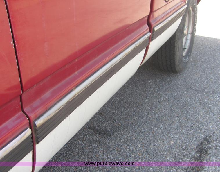 image for item 4633 1991 GMC Sierra C1500 pickup truck