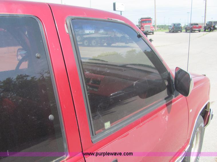 image for item 4633 1991 GMC Sierra C1500 pickup truck