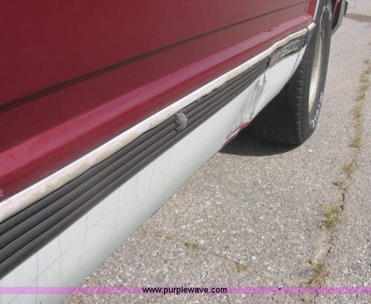 image for item 4633 1991 GMC Sierra C1500 pickup truck