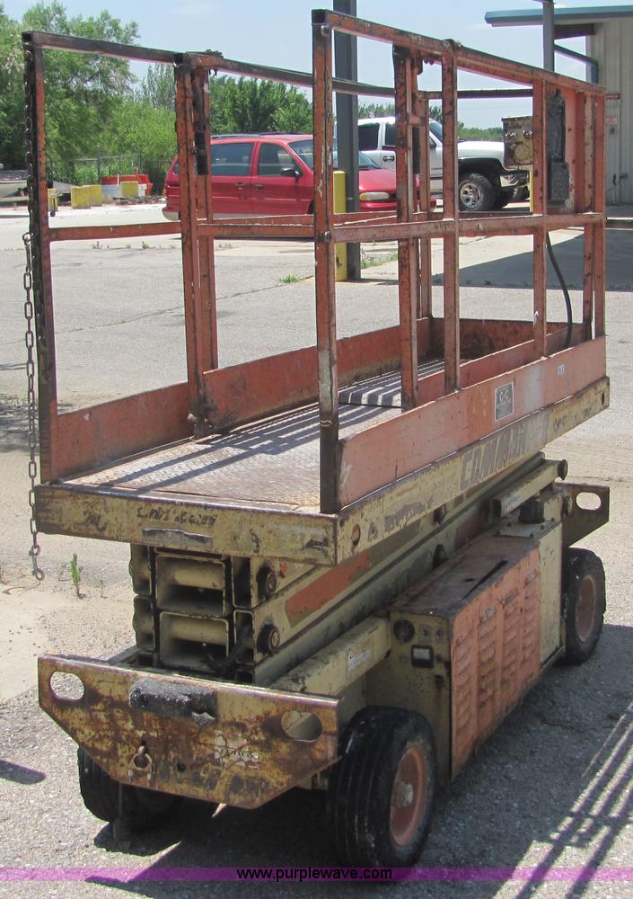 image for item 6435 Commander JLG GM-20N scissor lift