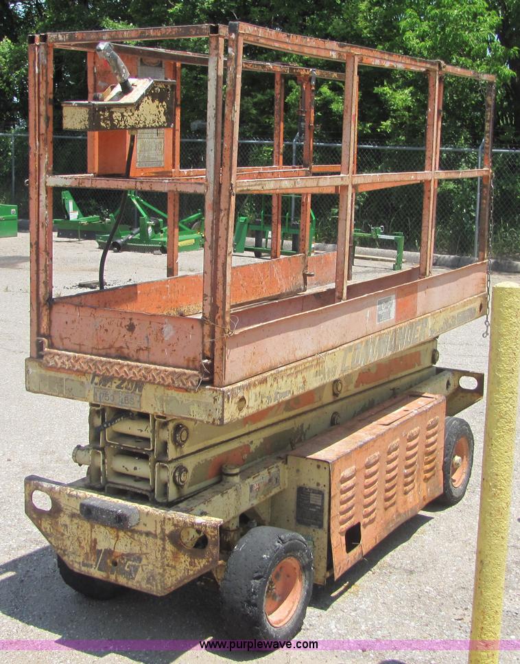 image for item 6435 Commander JLG GM-20N scissor lift