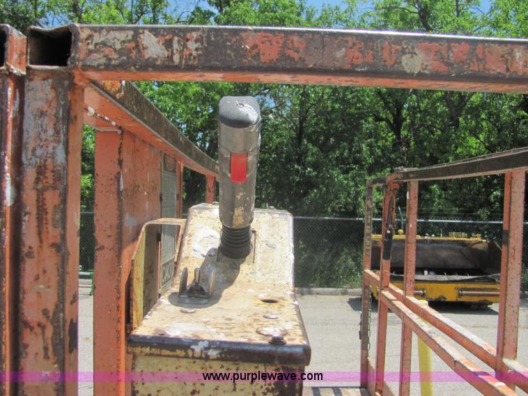 image for item 6435 Commander JLG GM-20N scissor lift