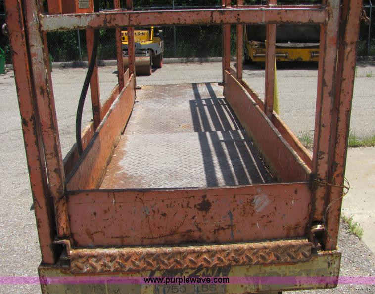 image for item 6435 Commander JLG GM-20N scissor lift