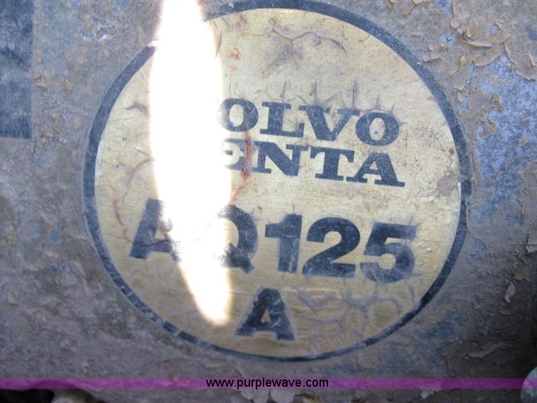 image for item 6814 Bayliner Capri 15' boat with trailer