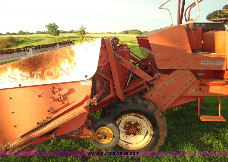 Hesston 500 14' selfpropelled swather in Glencoe, OK Item 1000 sold