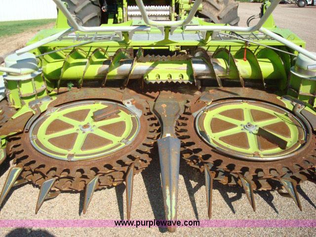 image for item 1001 Claas RU600 eight row forage head