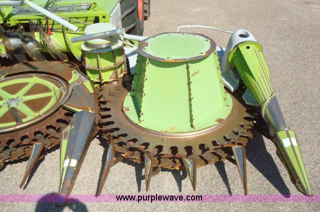 image for item 1001 Claas RU600 eight row forage head