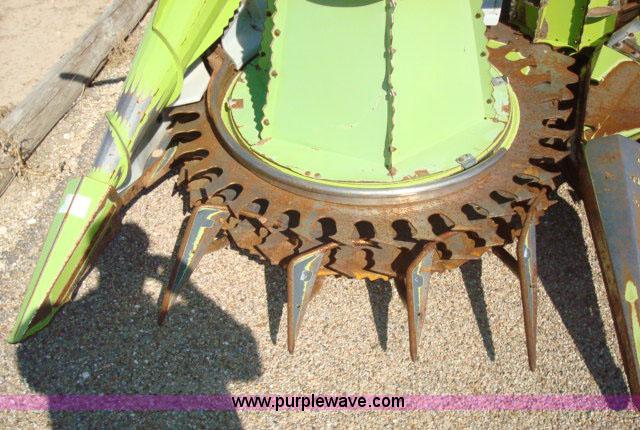 image for item 1001 Claas RU600 eight row forage head