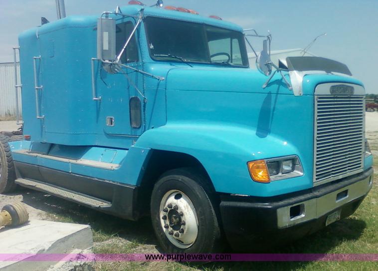image for item 1902 1990 Freightliner FLD120 semi truck