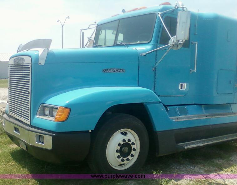 image for item 1902 1990 Freightliner FLD120 semi truck