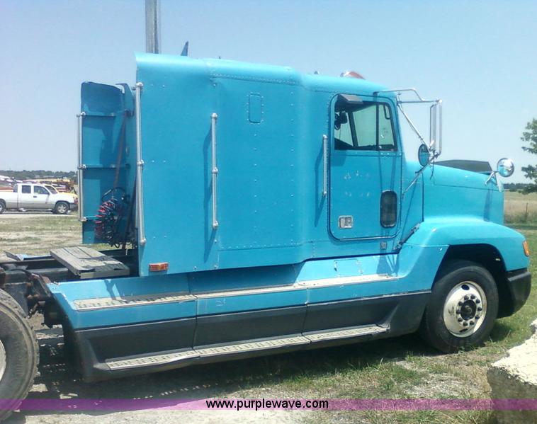 image for item 1902 1990 Freightliner FLD120 semi truck