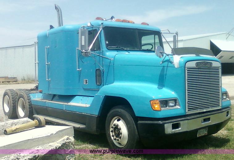 image for item 1902 1990 Freightliner FLD120 semi truck