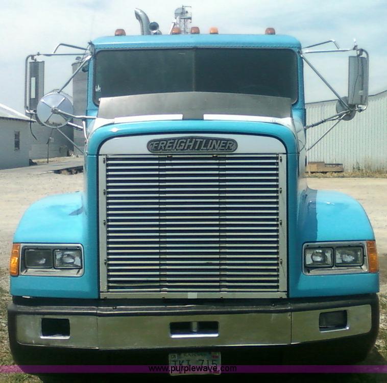 image for item 1902 1990 Freightliner FLD120 semi truck