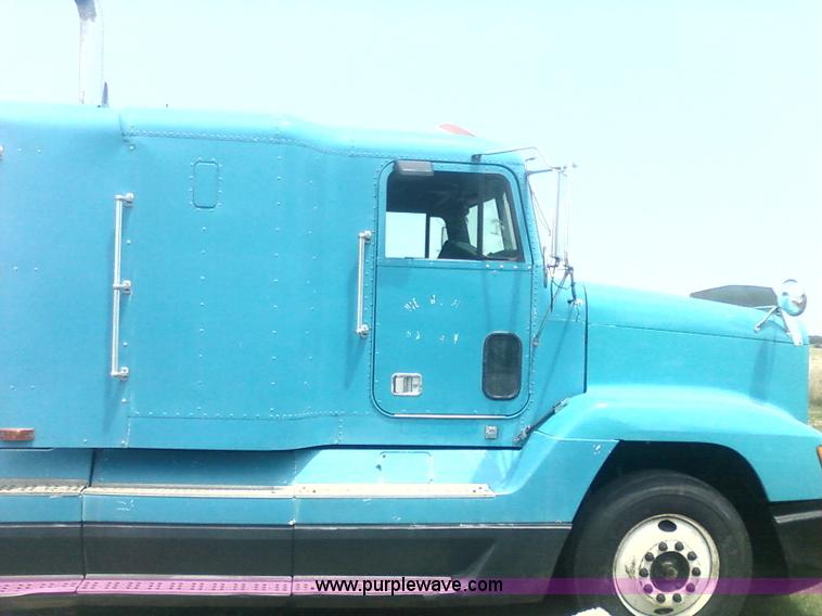 image for item 1902 1990 Freightliner FLD120 semi truck