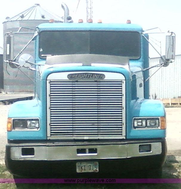 image for item 1902 1990 Freightliner FLD120 semi truck