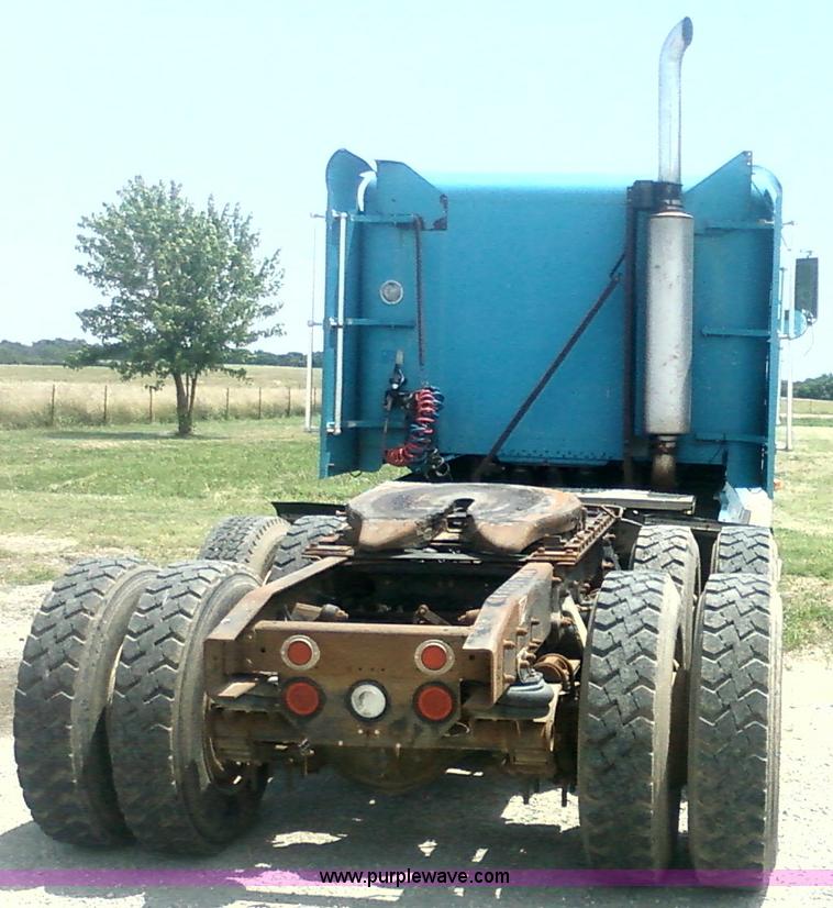 image for item 1902 1990 Freightliner FLD120 semi truck