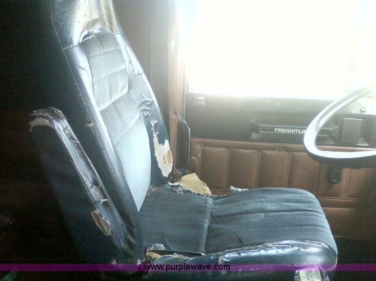 image for item 1902 1990 Freightliner FLD120 semi truck