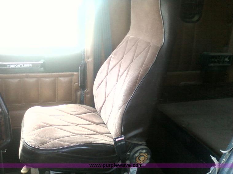 image for item 1902 1990 Freightliner FLD120 semi truck