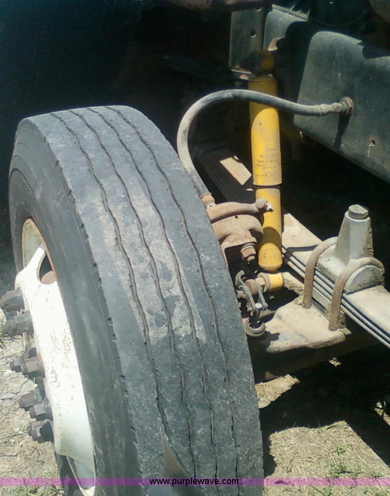 image for item 1902 1990 Freightliner FLD120 semi truck